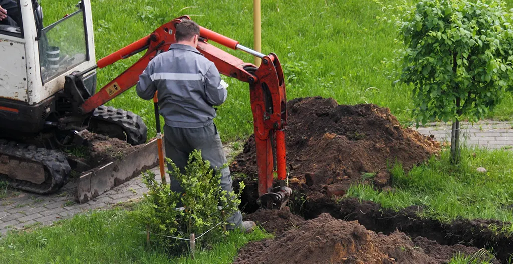 Canalisation d'eau percée avec fuite lors de travaux de terrassement